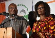 Le président burkinabè nouvellement élu Roch Marc Christian Kaboré (g) aux côtés de sa femme à Ouagadougou le 1er décembre 2015