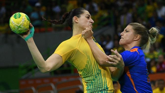 CampeÃ£ mundial em 2013, a seleÃ§Ã£o brasileira de handebol feminino viu o sonho da medalha olÃ­mpica inÃ©dita escorrer pelos dedos ao ser eliminada pela Holanda nas quartas de final dos Jogos do Rio, com uma derrota inapelÃ¡vel por 32 a 23