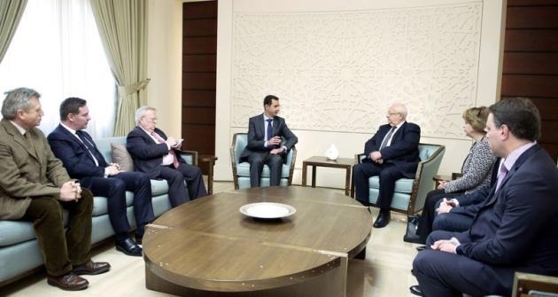 La visite de quatre parlementaires français en Syrie, où trois d'entre eux ont rencontré le président Bachar al Assad, est "une faute morale" au regard de la responsabilité du régime dans le conflit qui ravage le pays depuis quatre ans, a déclaré jeudi Manuel Valls. /Photo prise le 26 février 2015/ REUTERS/SANA