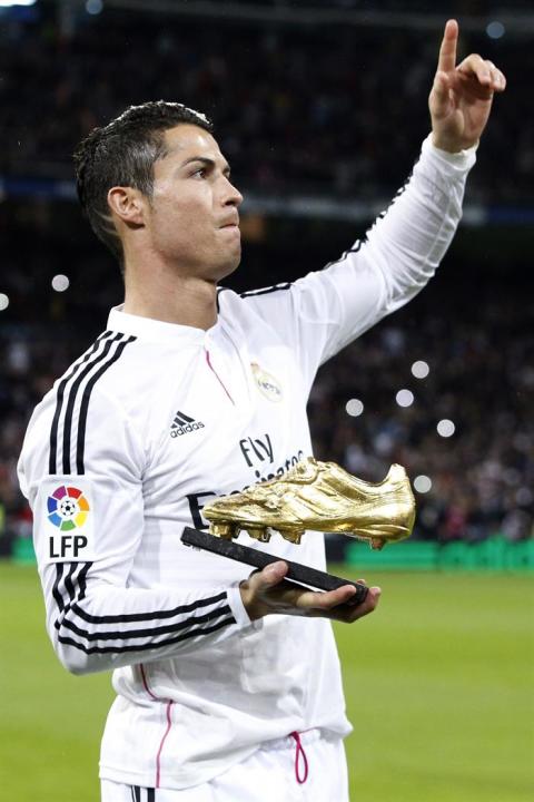 GRA305. MADRID, 08/11/2014.- El delantero portugués del Real Madrid Cristiano Ronaldo muestra la Bota de Oro 2013 que recibió el miércoles momentos antes del partido de la undécima jornada de liga de 