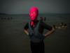 Une femme portant un face-kini sur une plage de Qingdao dans l'est de la Chine, le 24 juillet 2015