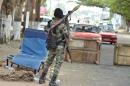 Un soldat ivoirien armé d'un lance-roquette patrouille dans une rue à proximité de l'hôtel de l'Etoile du Sud à G...<br /><br />Source : <a href=