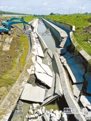 台南市港尾溝溪疏洪道啟用19天，下游出口段護岸崩塌170公尺，被批是豆腐渣工程。