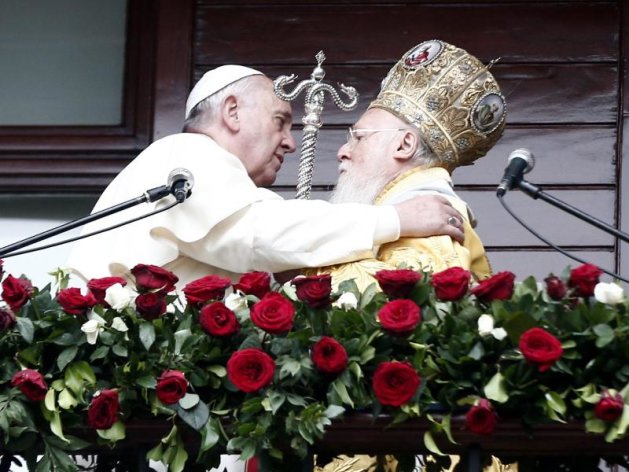 Der Papst sucht in Istanbul den Schulterschluss mit anderen Kirchenführern. Foto: Sedat Suna