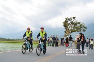 帥氣吸睛台東縣錦安派出所騎警隊騎著鐵馬出勤，吸引許多民眾拍照。（黃力勉攝）