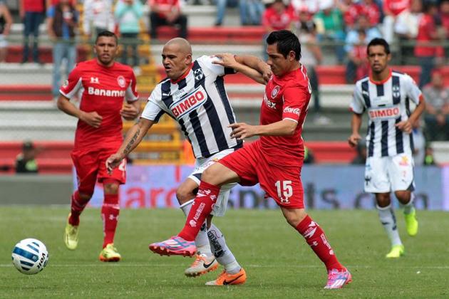 MEX04. TOLUCA (MÉXICO), 21/09/2014.- El jugador de Toluca Antonio Ríos (2-d) disputa el balón con Humberto Suazo (2-i), de Monterrey, hoy, domingo, 21 de septiembre de 2014, durante un juego correspon