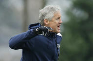 El entrenador de los Seahawks de Seattle, Pete Carroll, da instrucciones a su equipo durante un entrenamiento realizado el miércoles 7 de enero de 2015, en Renton, Washington (AP Foto/Ted S. Warren)