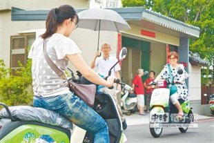 　規定變嚴了　　電動自行車今年底將納入監理制度管理，新車需領牌證、戴安全帽才能上路。（本報資料照片）