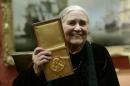 La novelista británica Doris Lessing posa con el Premio Nobel de Literatura 2007, el 30 de enero de 2008 en Londres