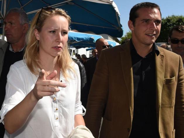 À droite, le candidat FN Joris Hébrard élu dès le premier tour à la mairie de Pontet, dimanche, dans le Vaucluse, accompagné de Marion Maréchal-Le Pen. / BORIS HORVAT/AFP