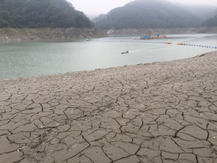 石門水庫乾涸泥地