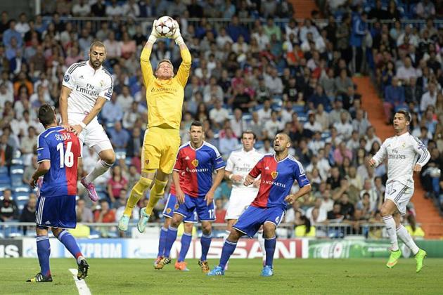 FUR02 MADRID (ESPAÑA) 16/09/2014.- El portero del FC Basilea, Tomas Vaclik (c) atrapa el balón ante la presencia del delantero francés del Real Madrid, Karim Benzema (2i) durante el partido de la prim