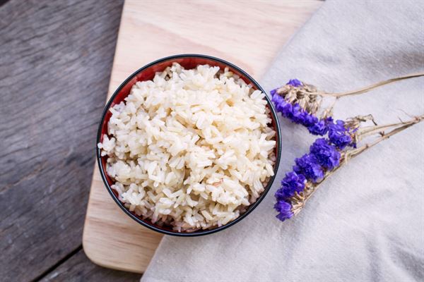 若將白飯改成糙米飯，可攝取較少的熱量、較多的膳食纖維。