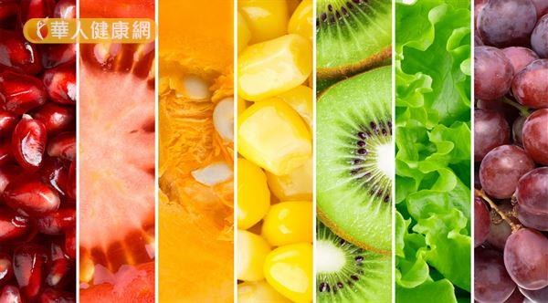 在生活中多方攝取彩紅蔬果，就能輕鬆吃進許多膳食纖維。