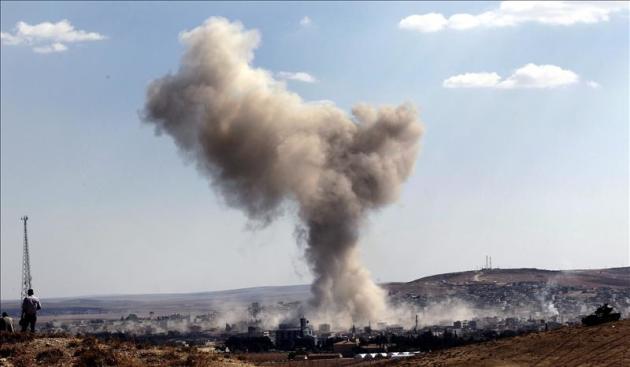 La mayoría de los ataques efectuados en Siria tuvieron lugar cerca de la ciudad de Kobani, donde 10 bombardeos destruyeron 11 posiciones de combate, dos edificios y un contenedor de almacenamiento de los extremistas. EFE/Archivo