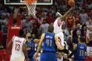 Josh Smith, de los locales Rockets, se dispone a encestar en el encuentro de su conjunto frente a los Dallas Mavericks, el 21 de abril de 2015 en Houston, Texas (EEUU)