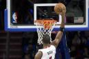 Chris Bosh, de Miami Heat, encesta el 1 de noviembre de 2014 ante Philadelphia en un juego de la NBA