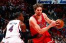 Pau Gasol, de los Chicago Bulls, controla el balón ante Paul Millsap, de los Hawks, en un partido de la NBA jugado el 15 de diciembre de 2014 en Atlanta (Georgia, EEUU)