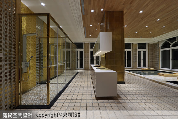將空間裡的柱體以金色裝飾，成為機能軸心，衍生茶水吧與電視背牆。