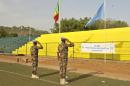 Des casques bleus de la Mission des Nations unies au Mali, la Minusma, saluent les drapeaux malien et onusien le 29 mai 2015 à Bamako