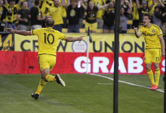 El argentino Federico Higuaín, del Crew de Columbus, celebra su gol frente a Orlando City, en un partido de la MLS disputado el sábado 18 de abril de 2015 (AP Foto/Jay LaPrete)