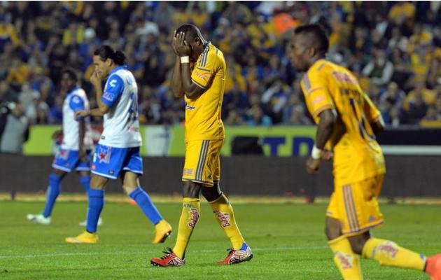 MEX50. MONTERREY (MÉXICO), 07/02/2015.- Joffre Guerrón (c), de Tigres, lamenta una jugada fallada ante Puebla, hoy sábado 7 de febrero de 2015, durante el partido correspondiente a la jornada 5 del To