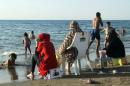 Des familles algériennes sur une plage publique réservée aux familles et enfants à Alger le 3 août 2016