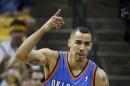 El alero Thabo Sefolosha, del Thunder de Oklahoma City, celebra su anotación contra los Grizzlies de Memphis en la primera mitad del tercer partido de la ronda inicial de los playoffs de la NBA en Memphis, Tennessee, el 24 de abril de 2014. Los Hawks de Atlanta alcanzaron un acuerdo con Sefolosha que da al equipo espacio suficiente de tope salarial para contrataciones adicionales, dijo una persona enterada de la negociación, el viernes 4 de julio. (AP Foto/Mark Humphrey)