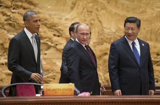(G à D) Le présisent américain Barack Obama, le président chinois Xi Jinping et le président russe Vladimir Poutine arrivent à la session plénière du sommet de l'Apec à Pékin le 11 novembre 2014