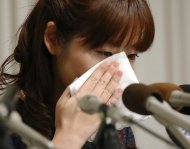 (Abril) Haruko chora durante uma entrevista coletiva em Osaka