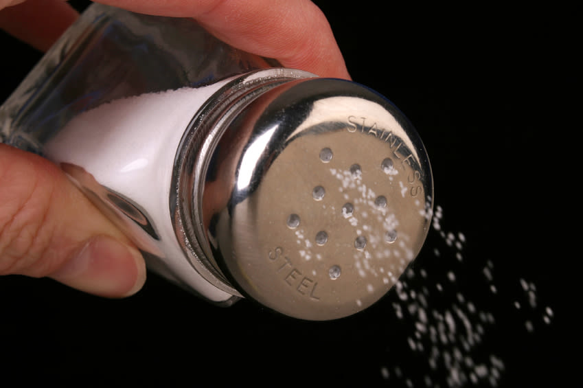  عادات تساهم في تدمير الكليتين Put-Down-that-Saltshaker-jpg_122757