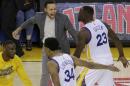 El jugador de los Warriors, Stephen Curry, arriba a la izquierda, festeja con su compañero Draymond Green (23) durante un partido contra Portland por los playoffs de la NBA el martes, 3 de mayo de 2016, en Oakland. (AP Photo/Jeff Chiu)