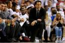 El entrenador de los Miami Heat, Erik Spoelstra, atento al primer partido de los playoffs de la Conferencia Este de la NBa contra los visitantes Charlotte Hornets, el 17 de abril de 2016