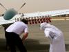 Un pilote et un fonctionnaire des Emirats arabes unis vérifient sur un avion Beechcraft les fusées destinées à injecter des cristaux de sels dans les nuages pour tenter de provoquer de la pluie, le 23 avril 2015 à l'aéroport d'Al-Aïn