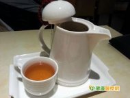 現代人常作息不正常、飲食膏粱厚味，容易造成肝出問題。如何加強肝臟的修復功能呢？台北市立聯合醫院仁愛院區中醫科醫師周宗翰，提供2款藥性溫和的茶，「五味子保肝飲」、「綠茶茵陳飲」，具有調節氣血循環、提升身體免疫力、清熱去濕等功效，適合一般大眾當作日常茶水飲用。