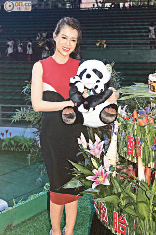 胡杏兒以代言人身份亮相，到廣州長隆為熊貓三胞胎慶生。