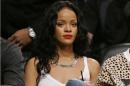 En esta foto del 25 de abril del 2014, Rihanna ve un partido de la NBA entre los Nets de Brooklyn y los Raptors de Toronto en Nueva York. (AP Foto/Frank Franklin II, Archivo)