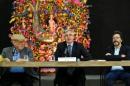 El vicepresidente de Bolivia, Álvaro García (c), convoca el premio de literatura Casa de las Américas, junto al escritor cubano Roberto Fernández (i) y el exministro de Cultura cubano Abel Prieto el 17 de enero de 2011 en La Habana