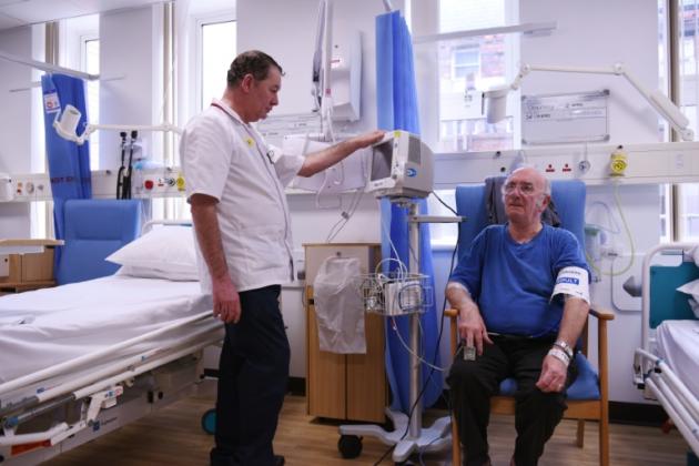 A un paciente en un hospital le toman la presión sanguínea en Wigan, Inglaterra el 2 de abril de 2015