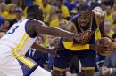 ARCHIVO - En imagen del 14 de junio de 2015, la estrella de los Cavaliers de Cleveland LeBron James, derecha, enfrenta a Draymond Green durante el quinto partido de la final de la NBA ante los Warriors de Golden State, en Oakland, California. Una persona al tanto de la decisión dijo a The Associated Press que James no ejercerá una opción de su contrato y se convertirá en agente libre sin restricciones. (Foto AP/Ben Margot, archivo)