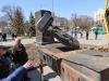 Statue de Nikolaï Roudnev, une figure de l'ère bolchevique, déboulonnée par des jeunes encagoulés dans la ville ukrainienne de Kharkiv, le 11 avril 2015