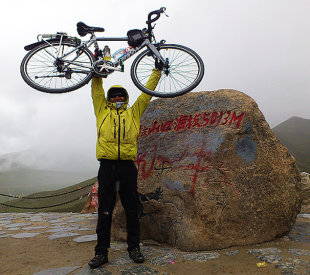 林祐君曾在 2012年赴西藏騎車，在海拔5013公尺的地標前合影。(林祐君／提供)