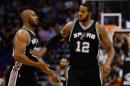 El ala-pívot LaMarcus Aldridge (nº12), de los San Antonio Spurs, con su compañero Boris Diaw tras encestar ante los Phoenix Suns en un partido de la NBA en Phoenix, Arizona (EEUU), el 21 de febrero de 2016