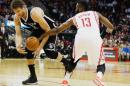 El jugador de los Houston Rockets Brook López (izquierda) junto al de los Brooklyn Nets James Harden, durante un partido en Houston, Estados Unidos, el 27 de febrero de 2015