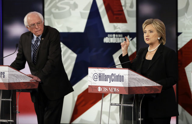 Bernie Sanders y Hillary Clinton en el segundo debate demócrata. (AP)