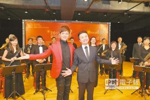 新竹市新年音樂會從明年元旦起，一連推出5場音樂饗宴，27日由實力派歌手陳隨意（前左）及新竹交響管樂團為活動造勢。（徐養齡攝）