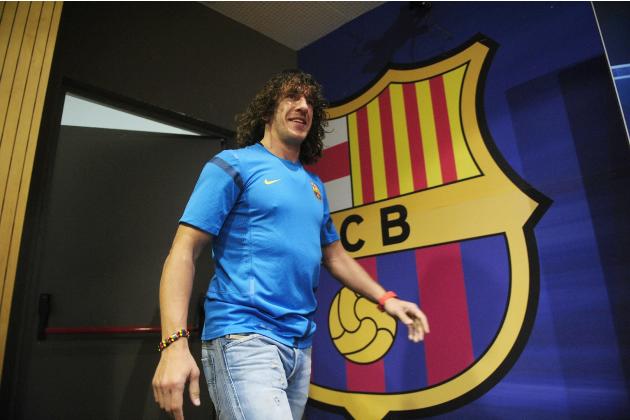 Foto de archivo del 2 de abril de 2012 del capit&aacute;n del Barcelona, Carles Puyol, en una rueda de prensa en el estadio Camp Nou en Barcelona. Puyol ser&aacute; operado de una rodilla y se perder&