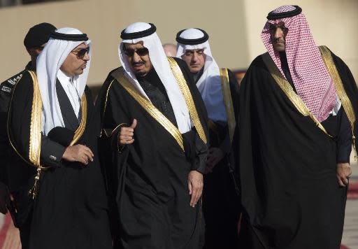 Saudi Arabia's new King Salman (C) speaks with Crown Prince and Interior Minister Mohammed bin Nayef (L) at King Khalid International Airport in Riyadh on January 27, 2015
