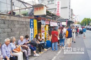 　照吃　　花蓮市復興街「炸彈蔥油餅」雖然在劣油風暴中中鏢，但8日仍有許多民眾排隊。（阮迺閎攝）