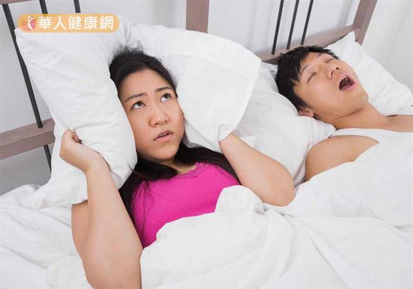 林彥璋醫師表示，臨床上層遇到患者因多年的打鼾問題，而導致夫妻分床、且不敢與人外宿。